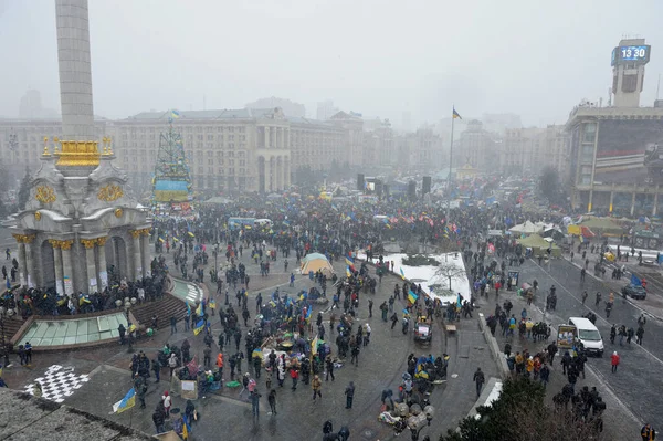 Huge crowd of people gathered on the square, mass demonstration. Revolution of Dignity, Majdan Nezalezhnosti. — Stockfoto