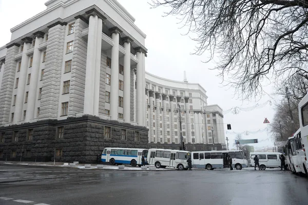 Building of Cabinet of ministers of Ukraine, police buses blocked Grushevskogo street. Revolution of Dignity. Kyiv, Ukraine —  Fotos de Stock
