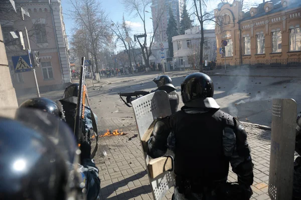 Berkut polisi, Institutskaya caddesinde protestoculara saldırıyor. Haysiyet Devrimi, ilk sokak çatışması. Kiev, Ukrayna