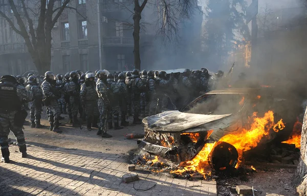 Підрозділ міліціонерів Беркут атакував демонстрантів на вулиці Інституту. Революція Гідності, перші вуличні зіткнення. Київ. — стокове фото