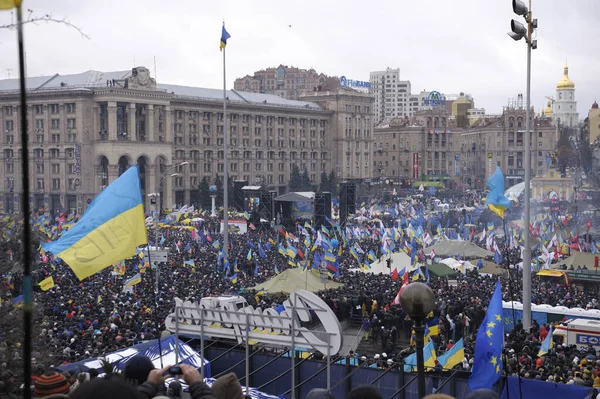 Huge crowd of people gathered on the square, mass demonstration. Revolution of Dignity, Majdan Nezalezhnosti. — Fotografia de Stock
