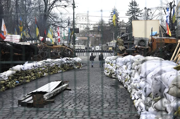 View of Grushevskogo street, barricades, protesters walking around, policemen standing in line. Revolution of dignity. — ストック写真