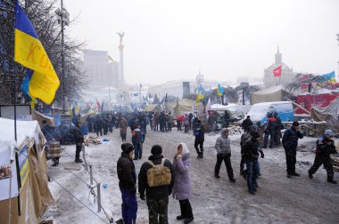 Majdan Nezalezhnosti 'nin görüntüsü Kyiv' in merkezi, protestocuların çadır şehri ve etrafta dolaşan insan kalabalığı. Saygınlık Devrimi