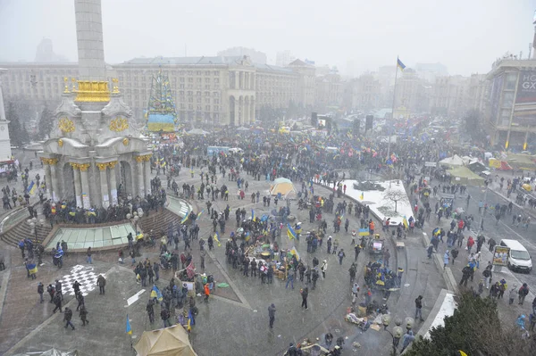 View of Majdan Nezalezhnosti the center of Kyiv, protesters tent city and crowd of people walking around. Revolution of Dignity — Fotografia de Stock