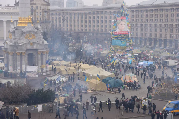 View of Majdan Nezalezhnosti the center of Kyiv, protesters tent city and crowd of people walking around. Revolution of Dignity — Stockfoto