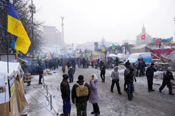 View of Majdan Nezalezhnosti the center of Kyiv, protesters tent city and crowd of people walking around. Revolution of Dignity — Photo