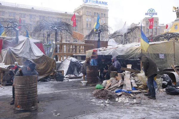 Haysiyet Devrimi sırasında Majdan Nezalezhnosti 'deki çadır kentinde protestocular kendilerini ateşte ısıtıyorlar. 18 Aralık 2013. Kyiv, Ukrayna