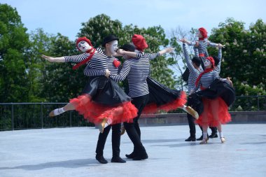 Palyaço kostümleri içinde dans eden gençler. Kiev Belediye Binası 'nın düzenlediği lise mezunlarının kostüm balosu. 24 Mayıs 2019. Kiev, Ukrayna