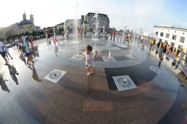 Strong Heat City Laughing Children Playing Fountain Water Jets Square — Foto Stock