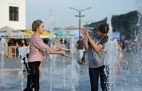 Strong Heat City Laughing Girls Playing Fountain Water Jets Square — Foto de Stock