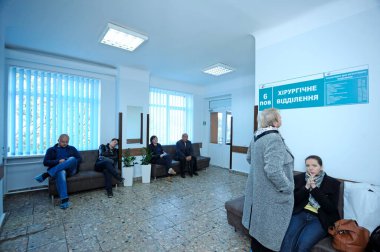 Hastanenin cerrahi biriminin resepsiyon odasında bekleyen insanlar. 12 Ocak 2019. Kiev Bölge Kliniği 1. Kiev, Ukrayna