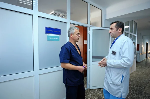 Two Men Lab Coat Standing Corridor Surgical Unit Communicating January — Zdjęcie stockowe