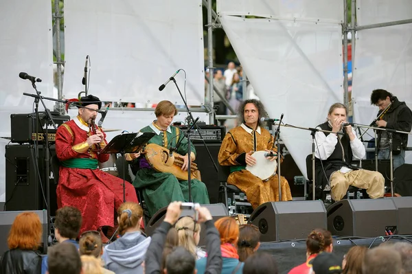 Ukrainian Folk Group Playing Music Native Musical Instruments Stage Crowd — Fotografia de Stock