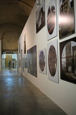 Sergi salonu, duvarda asılı modern tablolar, uzakta duran bulanık ziyaretçiler. Arsenale 2012. 30 Temmuz 2012. Kyiv, Ukrayna