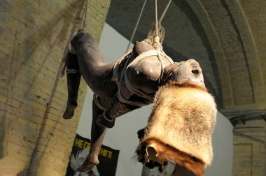 Heykel Oyunu, 2011. Sanatçı Xu Zhen, MadeIn Şirketi. Arsenale 2012. 30 Temmuz 2012. Kyiv, Ukrayna