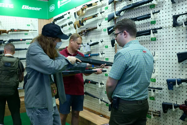 男子买家拿着一把运动步枪 在枪店里试用 2021年6月15日 乌克兰基辅 — 图库照片