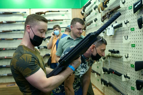 Comprador Homens Com Uma Espingarda Desportiva Tentar Loja Armas Junho — Fotografia de Stock