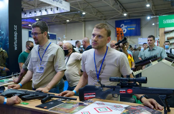 Satış Müdürleri Silah Dükkanının Tezgahına Yerleştirilmiş Yeni Spor Tüfekleri Sundular — Stok fotoğraf