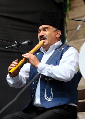 Baharın gelişi festivali Hidirellez 'i kutluyoruz. Ulusal kostümlü Kırım Tatar müzisyeni yerli enstrüman çalıyor. 24 Nisan 2018. Kiev, Ukrayna
