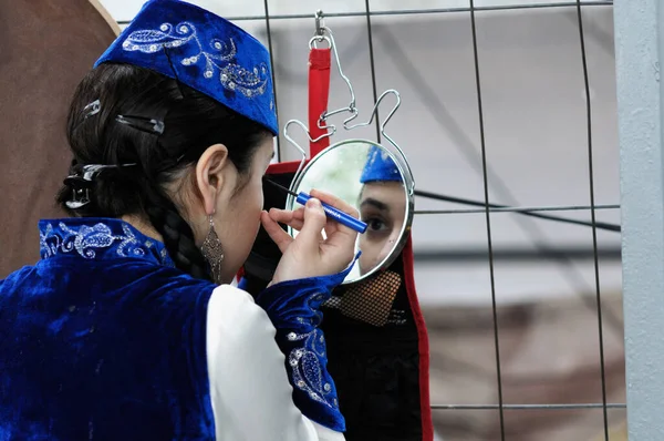 Hidirellez Kutlamadan Önce Yerli Kıyafetli Kırım Tatar Kız Makyaj Yapıyor — Stok fotoğraf