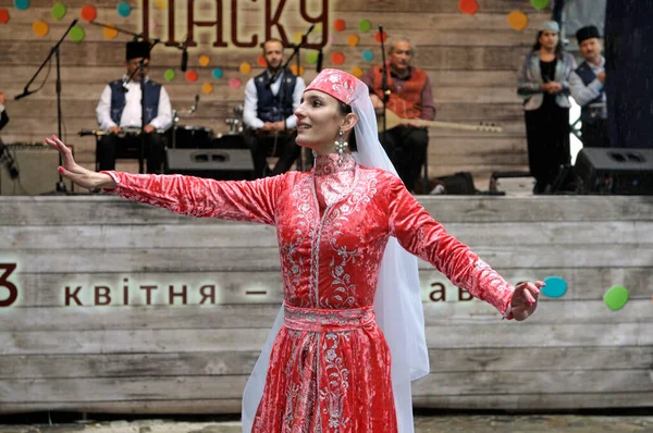 Meninas Dançarinas Tártaras Crimeia Trajes Nativos Realizando Dança Nacional Celebração — Fotografia de Stock