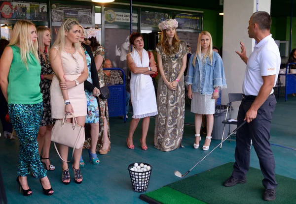 Trenér Stojí Golfovou Holí Rukou Učí Ženy Golfu Srpna2018 Kyjev — Stock fotografie