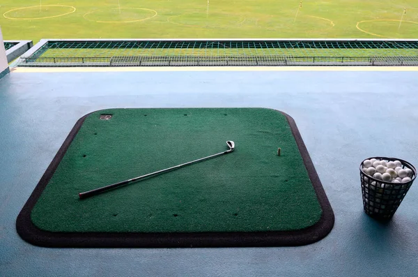 Een Golfbaan Tapijten Golfclubs Manden Met Ballen Golfen — Stockfoto