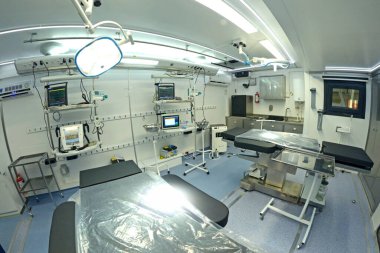 Ukrayna 'da üretilen yeni bir askeri mobil hastane operasyon masası, aparatlar ve diğer tıbbi ekipmanlar. Silah ve Güvenlik Sergisi. 15 Haziran 2021. Kyiv, Ukrayna