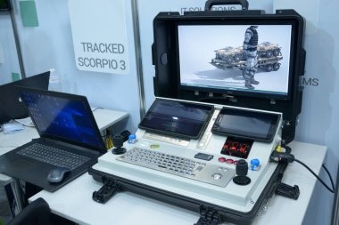 Askeri robotik ateş kontrol paneli kürsüde sunuldu. Silah ve Güvenlik Sergisi. 15 Haziran 2021. Kyiv Ukrayna