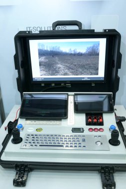 Askeri robotik ateş kontrol paneli kürsüde sunuldu. Silah ve Güvenlik Sergisi. 15 Haziran 2021. Kyiv Ukrayna