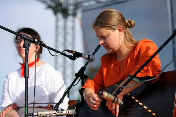 Donna Abito Lettone Nativo Che Suona Strumento Musicale Nazionale Cockle — Foto Stock