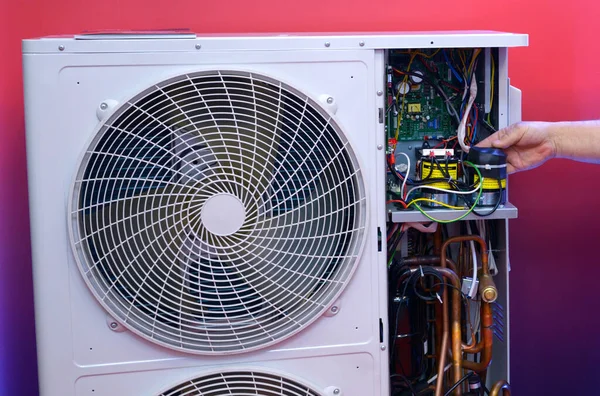 Man Hand Houden Van Elektronische Besturingseenheid Van Moderne Airconditioner Gedemonteerd — Stockfoto