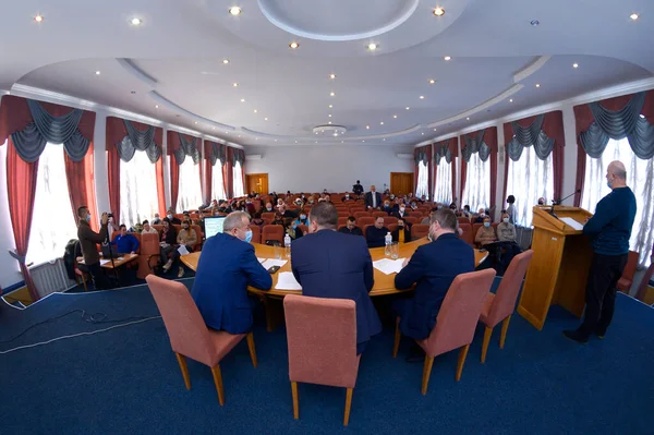 Sesja Rady Regionalnej Posłowie Siedzący Sali Mówca Przemawiający Trybunie Głowa — Zdjęcie stockowe