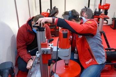 Yöneticiler Milwaukee 'ye elmas sondaj kulesi kurdular. İklim Festivali 2021. 24 Şubat 2021. Kyiv Ukrayna