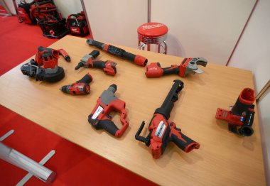 Matkaplar, kablosuz tornavidalar, bant testereleri ve Milwaukee 'nin standa yerleştirdiği diğer elektrikli aletler. İklim Festivali 2021. 24 Şubat 2021. Kyiv Ukrayna