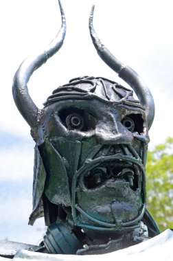 Minotaur 'un el yapımı metal kafası şehir parkında, sanatsal dövmeci. 18 Mayıs 2018. Kyiv Ukrayna