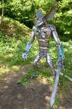 Şehir parkında el yapımı metal goblin seti, sanatsal döşeme. 18 Mayıs 2018. Kyiv Ukrayna