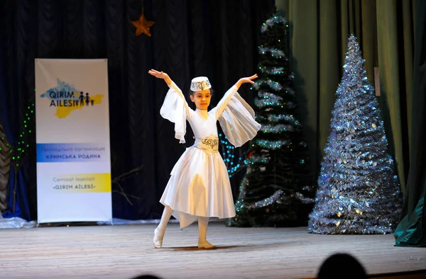 Crimeia Dançarina Tartar Menina Vestido Nativo Realizando Dança Nativa Palco — Fotografia de Stock