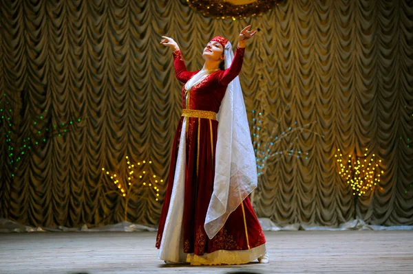 Кримськотатарська Танцівниця Рідній Сукні Танцює Сцені Святкування Новруза Грудня 2017 — стокове фото