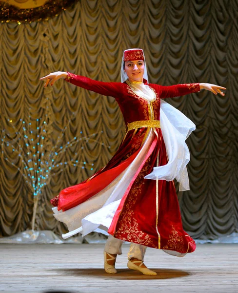 Crimeia Dançarina Tartar Menina Vestido Nativo Realizando Dança Nativa Palco — Fotografia de Stock