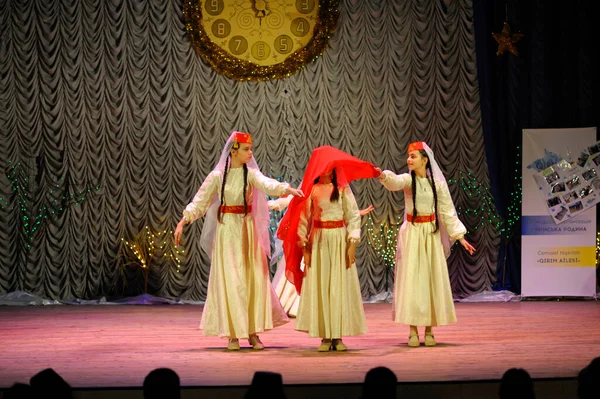 Крымские Татарки Танцуют Танцовщицы Местных Платьях Исполняя Родной Танец Сцене — стоковое фото