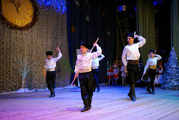 Crimeia Tartar Meninos Dançarinos Traje Nativo Realizando Dança Nativa Palco — Fotografia de Stock