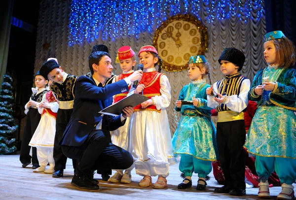 Műsorvezető Tartja Mikrofont Krími Tatár Gyerekeknek Őshonos Jelmezben Segít Nekik — Stock Fotó