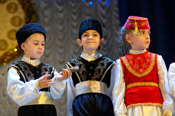 Krim Tartar Kinderen Inheemse Kostuums Zingen Inheemse Lied Het Podium — Stockfoto