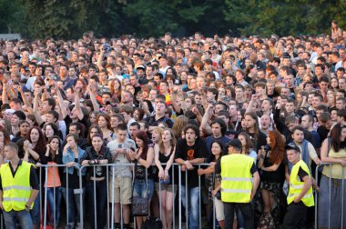 Konser başlamadan önce kalabalık toplandı. 5 Eylül 2019. Truhanov Adası, Kyiv, Ukrayna
