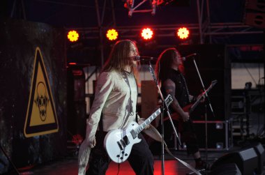 Peter Tagtgren ve endüstriyel rock grubu Pain konser sırasında sahneye çıktılar. 8 Haziran 2013. Kyiv, Ukrayna