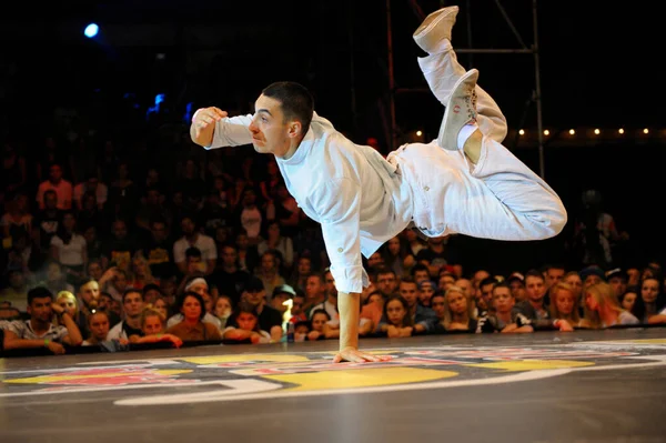 Breakdance savaşı sırasında sahnede dans eden genç bir break dansçı. Break dans yarışması. 18 Temmuz 2016. Kyiv, Ukrayna