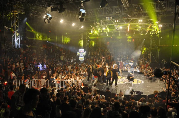 Grupo Niñas Niños Rompen Bailarines Posando Escenario Durante Batalla Breakdance — Foto de Stock