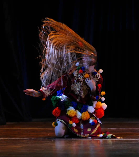 Yerli Kıyafetli Dansçı Sahnede Oryantal Dans Ediyor Saçlar Uçuşuyor Festival — Stok fotoğraf