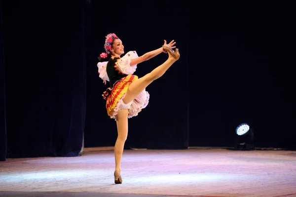 Сцене Выступает Танцовщица Вирского Национального Ансамбля Народного Танца Украины Марта — стоковое фото